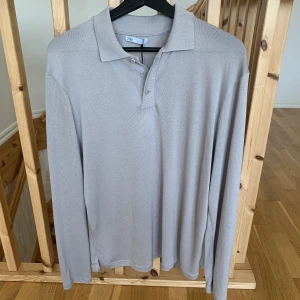 Grå Rugbytröja Zara - Tja, säljer min gråa rugbytröja från Zara. Köpt på Zara i Göteborg men har aldrig kommit till användning. Skick: 10/10 aldrig använd, prislappen sitter kvar. Storlek: M. Nypris: 400kr. Mitt pris: 200kr. Kontakta mig för fler bilder eller frågor!