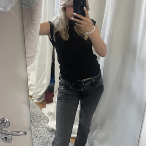Lågmidjade jeans från Pepe Jeans - Gråa lågmidjade jeans från Pepe jeans London. Modell Venus. Lite långa på mig som är 162.cm Fler bilder finns privat! 