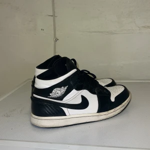 Air Jordan 1 carbon fiber mid  - Säljer dem nu pga slutat använda dem, dem är i fint skick och dem är i storlek 44,5 hör av er vid funderingar 