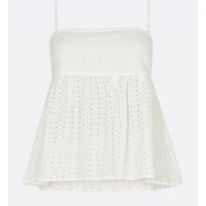 Bik bok topp/blus anglais - Så fin topp / blus ifrån bik bok som endast används en gång, säljer eftersom den inte riktigt passar mig. Köpt förra sommaren/hösten för 499kr❤️❤️❤️🔥