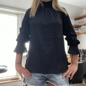 Blus  - Säljer denna otroligt fina blusen som har långa armar men jag har dragit upp de!! Den har mycket fina detaljer och är nästan ny. Köpt på HM utan defekter!!