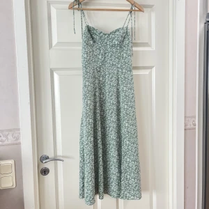 Blommig klänning - Säljer denna blommiga klänningen i stl 36. Helt oanvänd<3