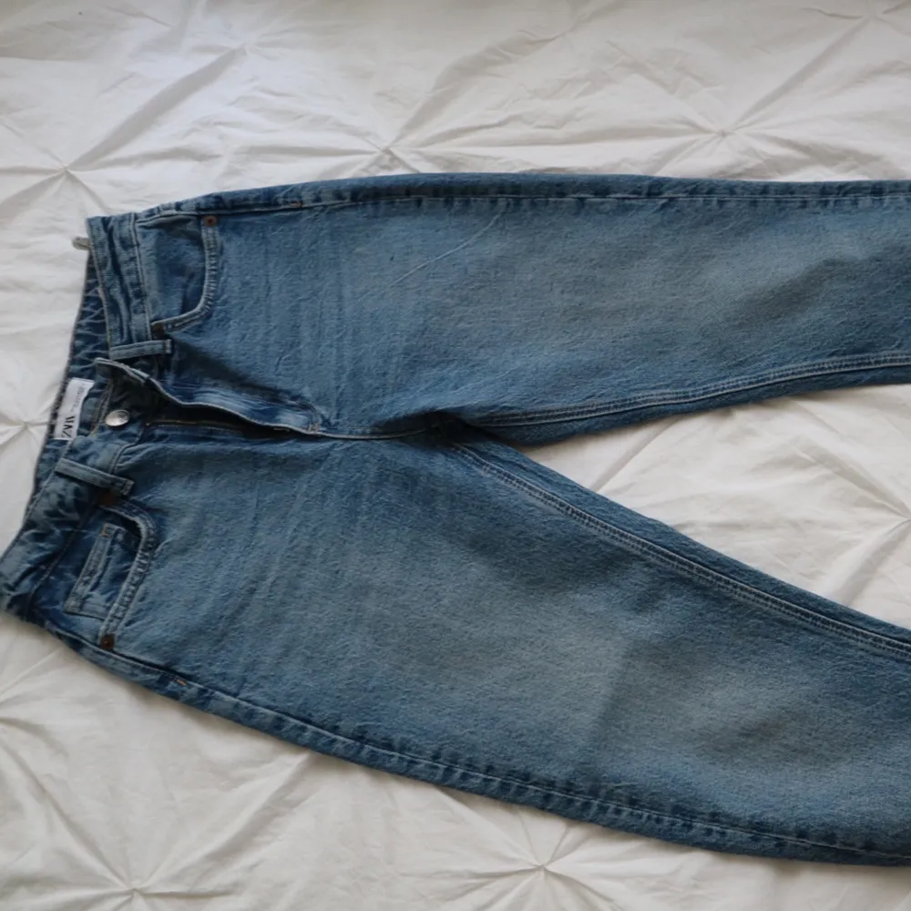 Jeans, nästan aldrig använt.  Tar gärna fler bilder om det önskas! Pris kan diskuteras. Jeans & Byxor.