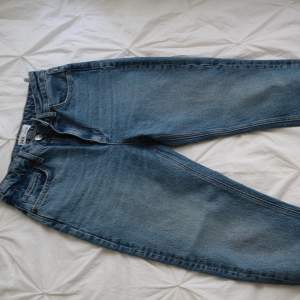 Jeans, nästan aldrig använt.  Tar gärna fler bilder om det önskas! Pris kan diskuteras