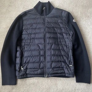 Moncler Cardigan  - Säljer min Moncler Cardigan som är i väldigt bra skick. Jag köpte den från Monclers hemsida och har äkthetsbevis. Skriv gärna vid intresse eller funderingar. (: