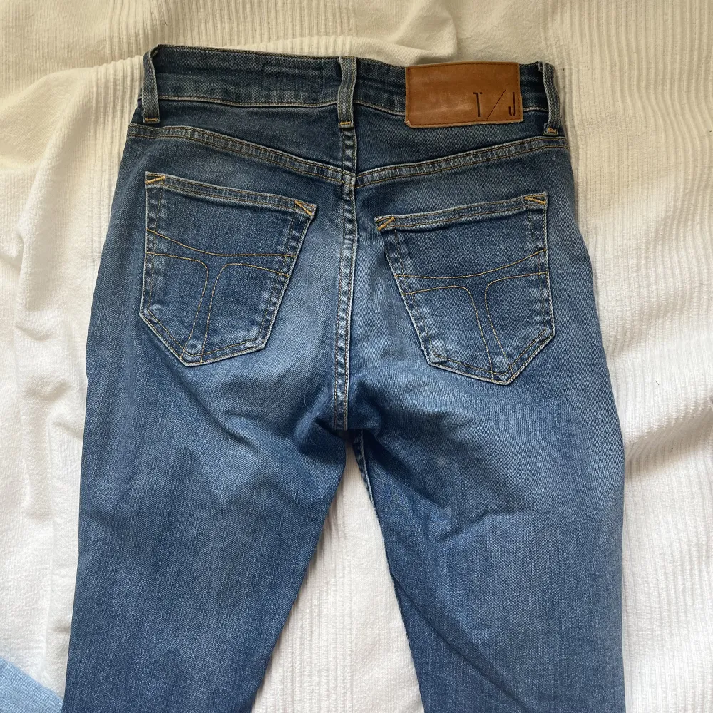 Tajta jeans med medelhög midja Bra kvalitet  Hittar ingen storlek i dem men skulle säga att de är som en xs. Jeans & Byxor.