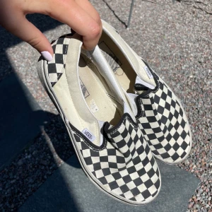 Skor  - Vans slip on sneaker checkerboard i strl 39. Väl använda men så sköna och fortfarande i bra skick🤩 80kr + frakt 