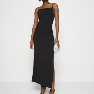 Oanvänd svart klänning  - Helt oanvänd! Köpte på zalando för ett halvår sen.   