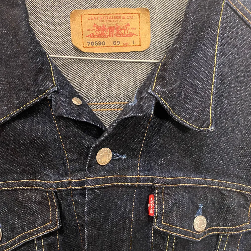 Säljer en oanvänd vintage Levi’s jeansjacka på grund av att jag har en liknande. Jackans originalpris var 1399kr, men säljer nu för endast 350kr. På taggen står det att jackan är i storleken L, men skulle säga att den är mer utav en M eller en oversize S.. Jackor.