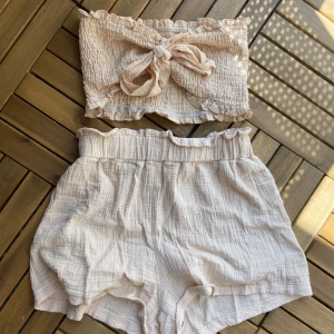 Set - Gulligt somrigt set. S i både topp och shorts. 🌸
