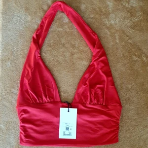Halterneck croptop för 75kr - fin croptop original pris 199kr