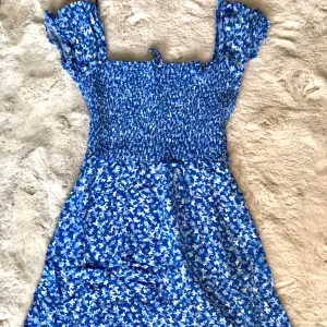 🌸En superfin och härlig blå sommarklänning i fint skick!  🌸Knappt använd! På klänningen står det storlek L men passar lika bra till M och S!