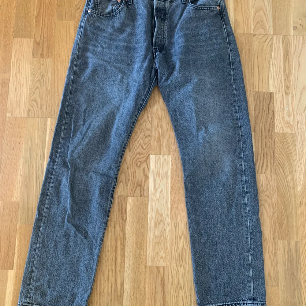 Levis 501 jeans i färgen grå. Jeansen är i nyskick. Storlek W34 L32. Jeans & Byxor.