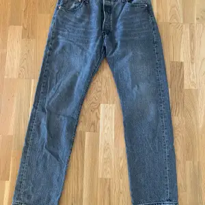 Levis 501 jeans i färgen grå. Jeansen är i nyskick. Storlek W34 L32