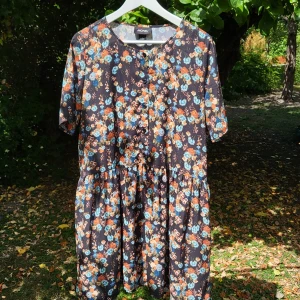 Härlig, lätt sommarklänning från Monki - Så gott som oanvänd klänning från Monki. Väldigt förlåtande i storleken, passat dig som är S-L utan problem skulle jag säga. Inga tecken på användning!  100% polyester.  Jag är rök- och djurfri. 