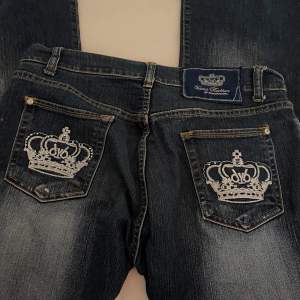 Säljer fina Victoria Beckham jeans. Innerbenslängden är 75cm och ytterben är 103 cm och midjan är 38 rakt över. Köp direkt för 500kr