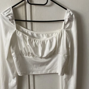 Vit topp. 💘 - Hej hej! Jag säljer denna tröjan för 50kr, jag köpte den från SHEIN för 60kr. Jag har aldrig använt denna tröjan så den är ren. Den är i storlek m men skulle kunna passa på både S och xs. Priset kan diskuteras. 
