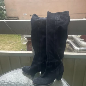 Boots  - Ett par mörkblåa boots, blivit för små för mig! Kan diskutera pris 