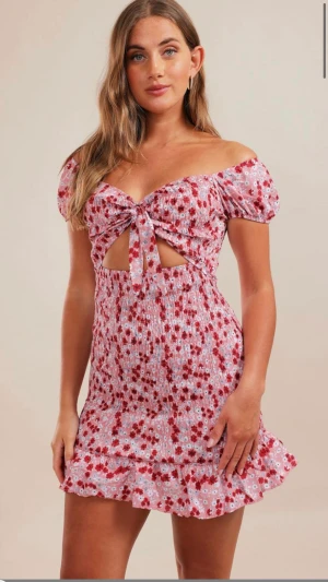 blommig klänning från chiquelle - säljer en jättefin blommig klänning från i storlek S då ja inte längre använder den. Slutsåld i S på hemsidan och org pris 549. Jättefin klänning och passar perfekt till sommaren. Be gärna om egna bilder💗 Kan tänka mig byta mot något också💗