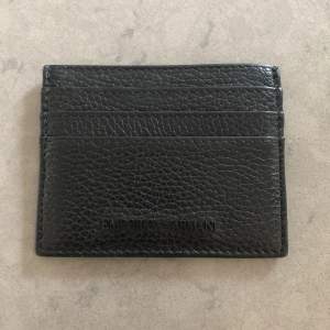 Fin Emporio Armani plånbok i läder och bra skick. Det får plats  sex kort, sedlar och mynt. Det finns även certifikat på att den är äkta. 