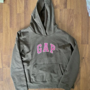 Gap hoodie  - Säljer en gap hoodie. Sitter som xs/s. Köpare står för frakt🦋💗
