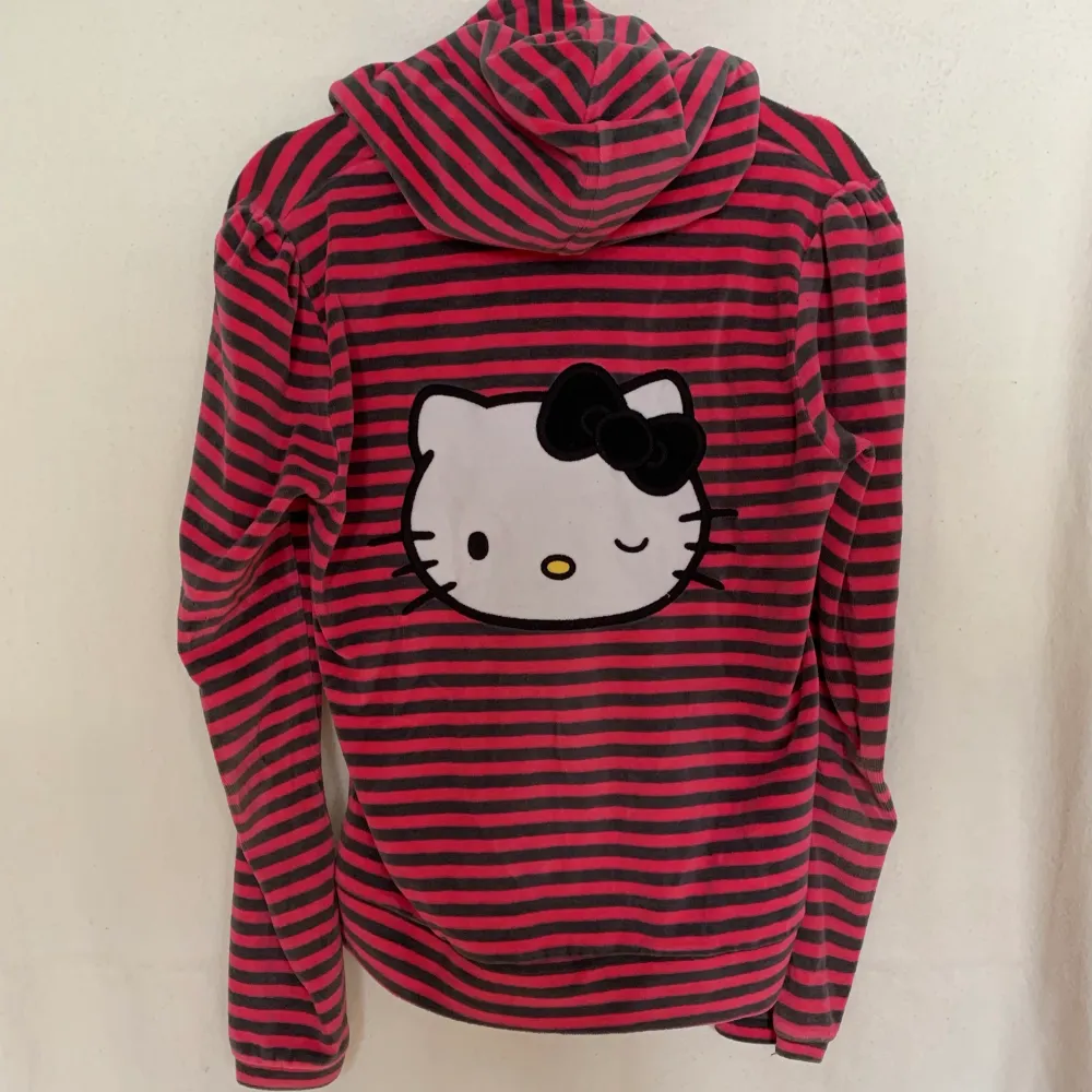 Huvtröja från hm X hello kitty i storlek S. Passar Xs också. Rosa och grå ränder. Köpt på Plick och har använt några gånger. 100kr + frakt. Hoodies.