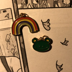 🏳️‍🌈Berlocker🏳️‍🌈 - Två fina berlocker att sätta på en kedja eller i örhängen🪩det är guldig metall★pris går att diskutera!★