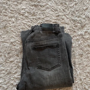 Säljer jeans  -  säljer mina fina bootcut jeans från Ullared! Använda ca 10 ggr  Säljer de pga längd, för korta för mig som är 156 cm lång, skulle kunna passa 150 cm 