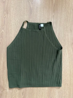 Oliv topp - Skön sommar topp hört nytt använt Max 2 gånger 