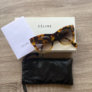 Celine Solglasögon - Solglasögon från Celine som tyvärr inte kommer till användning. Inköpt i butiken i Stockholm. Kommer med box, fodral och kvitto.