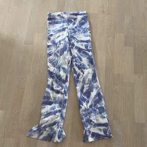 Blå mönstrings tights - Blåa och lite vita mjuka tights som är långa och utslängda vid fötterna. Bara använd några få gånger.