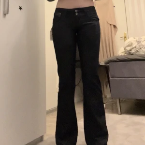 Bootcut Jeans - Jättefina lågmidjade Bootcut jeans, vet inte storleken men dom är lite för små för mig som har 36 i jeans💕 Frakt ingår inte i priset, tar endast Swish
