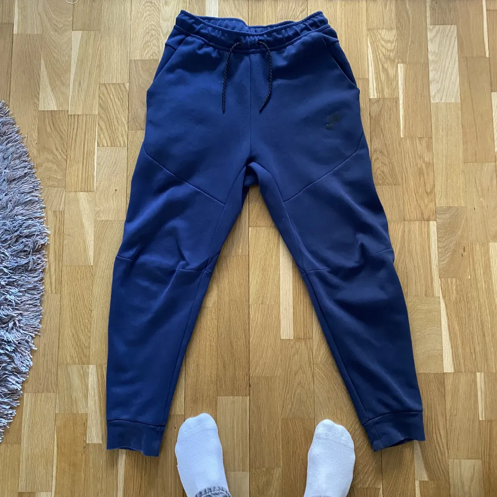 Säljer en Nike tech dress i storlek S på båda plaggen. Färg midnight navy. Skick 7/10 899kr för båda eller 499kr per styck.. Övrigt.