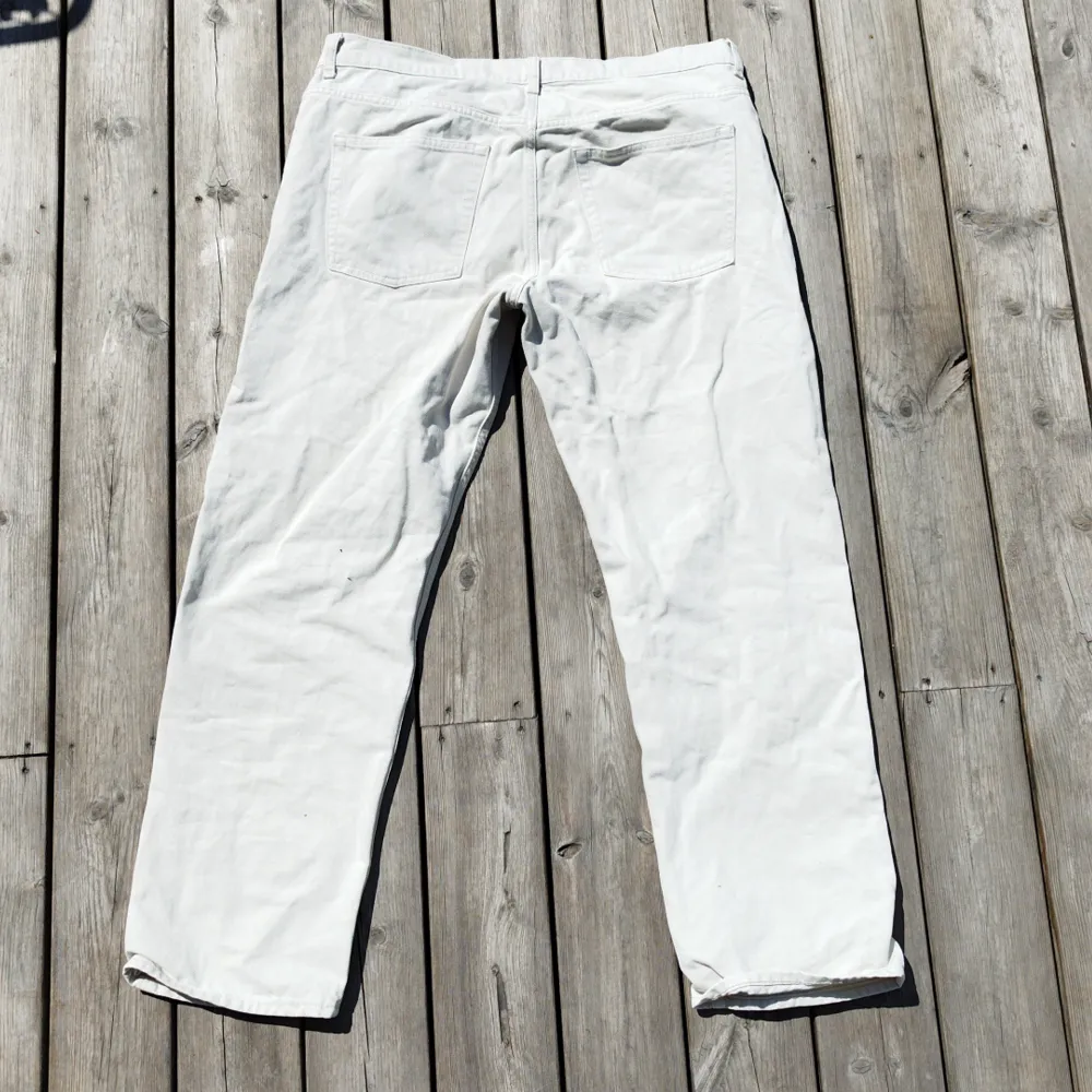 Ett par sköna jeans som är i ny skick, inge hål eller synligt slitage. Storlek L men inget för långa ben . Farkut & Housut.