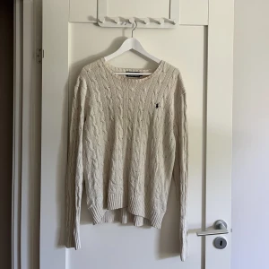 Ralph Lauren Tröja - En perfekt oversized Ralph Lauren tröja🤩 Det är en beige tunn tröja som passar perfekt till sommarkvällar🌸  