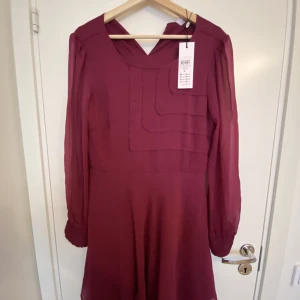 Klänning  - En helt ny lila klänning 