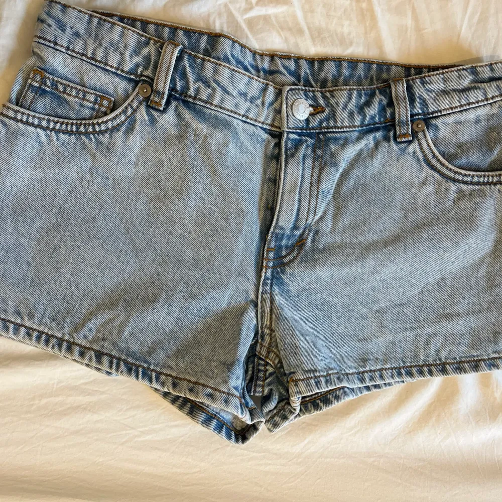 Använda 1 gång Original pris 250kr Säljer pga förlåten storlek. Shorts.