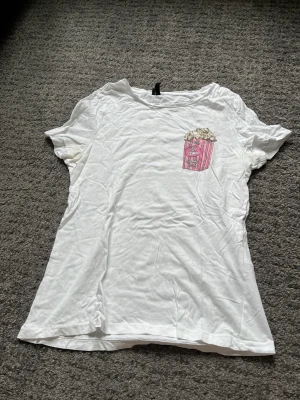 Vero Moda tröja  - Tröja från vero Moda med tryck. Använd och knappt synligt gul under armarna 