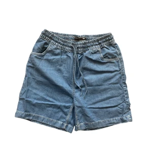 Jeans shorts - Materialet är mer mjukare än vanliga jeans, dock inte ”mjukis” material! Skick: 10/10 (Knappt använda)! Skriv om du har frågor eller vill se fler bilder!
