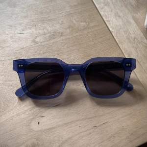 Säljer dessa chimi solglasögon i världens härligaste blåa färg. På chimis hemsida så heter färgen Acai! Glasögonen är i modellen 04 och har vanliga mörka glas. Knappt andvända och inga synliga repor finns! 