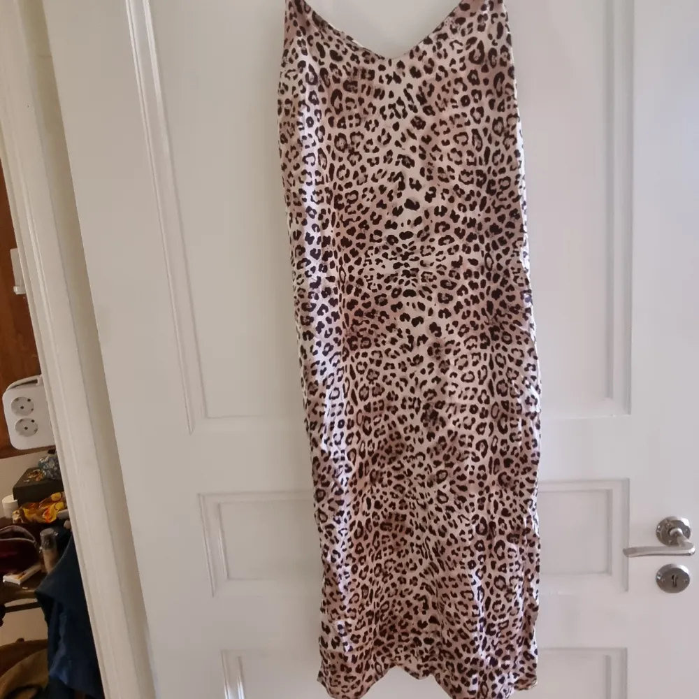 Leopardfärgad satin klänning från NA-KD. Klänningar.