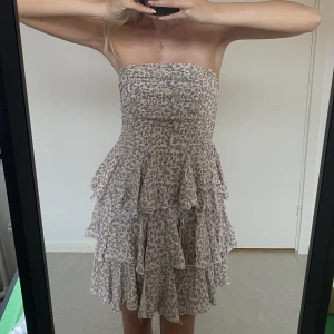 Tubklänning med volang  - Superfin blommig tubklänning med volang perfekt till sommaren🌸🌸