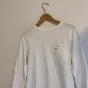 Noah tröja  - Säljer min Noah tröja som är ett underskattat märke. Har tyvärr vuxit ur min tröja.