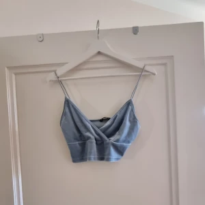 Topp - Festtopp i sammet från shein. Jättefin! Diggar inte shein så säljer vidare!