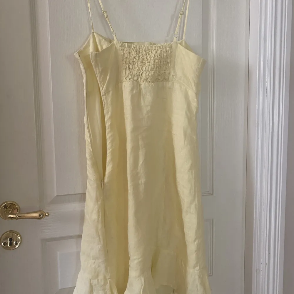 En jättefin ljusgul klänning från Gina Tricot.  Säljs pga att den inte passar längre. . Klänningar.
