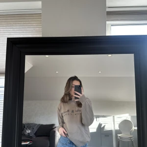 Tjocktröja - Snygg enkel tjocktröja me tryck. Glöm vart jag köpt den :/