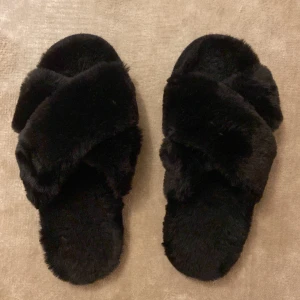 Tofflor  -  Säljer de då de alldrig kommer till användning, så de är i ny skick.😊Har dock ingen aning om vilket märke det är men de sitter jätte bra på foten och är riktigt sköna!Skriv vid frågor eller om du vill ha fler bilder på de😊 Kontakt innan ni fylleri köp nu