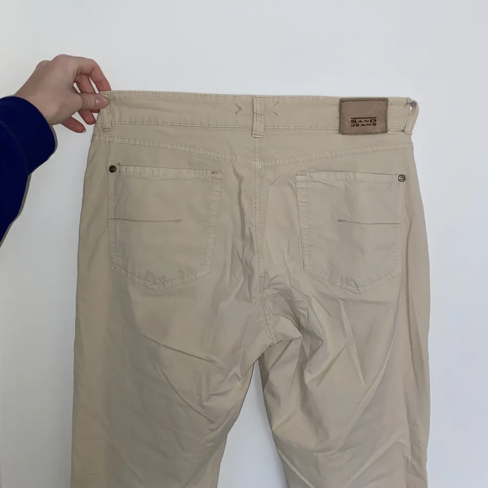 SNYGGASTE lågmidjade byxorna från Sand. Lite ”chinos”material typ? Svårt att få med på bild men benen är alltså i bootcut. . Jeans & Byxor.
