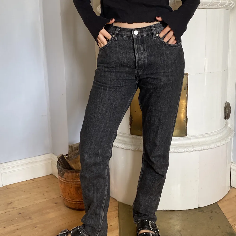 Snygga mörkgrå mellan/lågmidjade jeans från Weekday. Strl 27/30 i modellen Wire. Jättebra skick!. Jeans & Byxor.