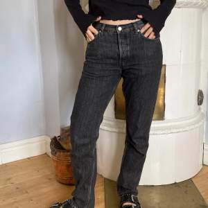 Snygga mörkgrå mellan/lågmidjade jeans från Weekday. Strl 27/30 i modellen Wire. Jättebra skick!